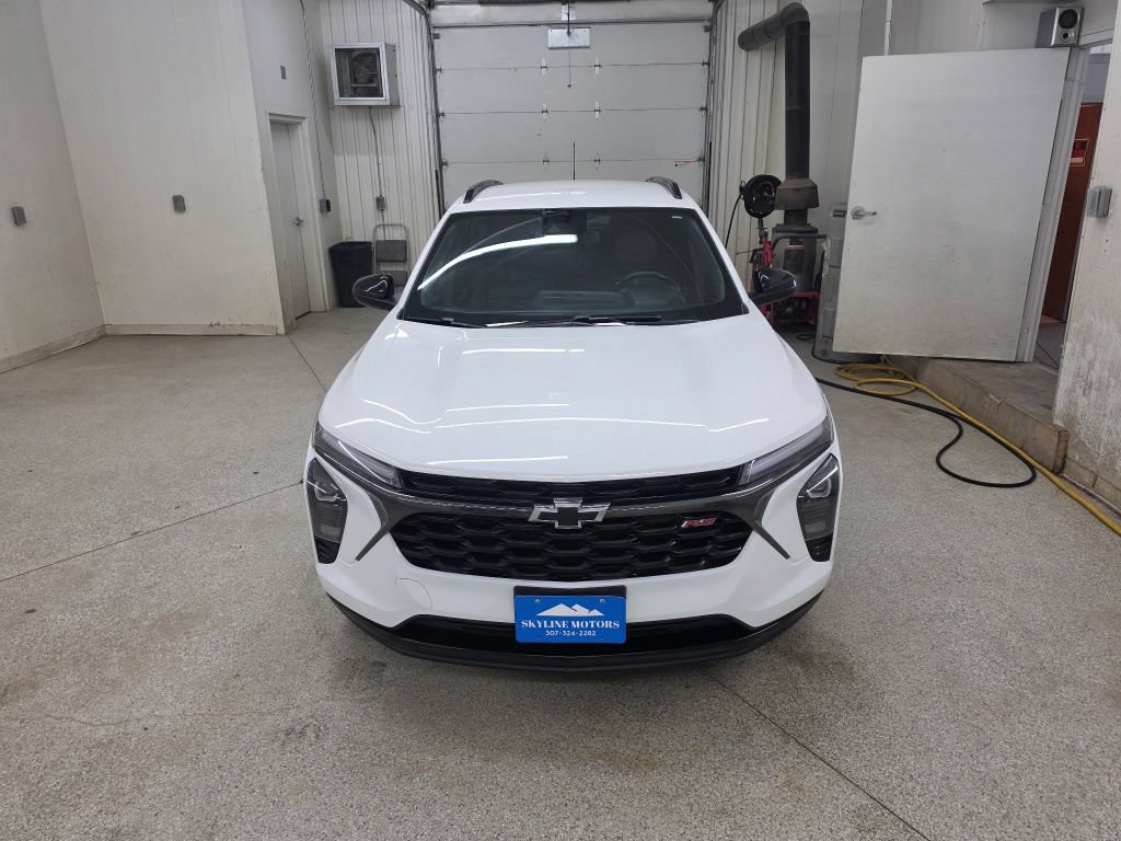 Used 2024 Chevrolet Trax RS FWD image 2