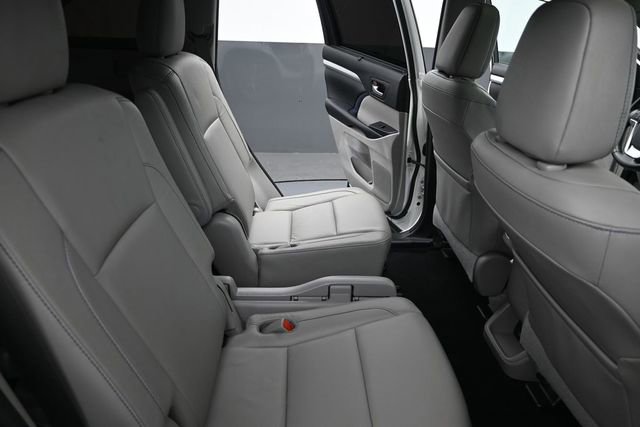 Used 2018 Toyota Highlander XLE AWD/4WD image 18