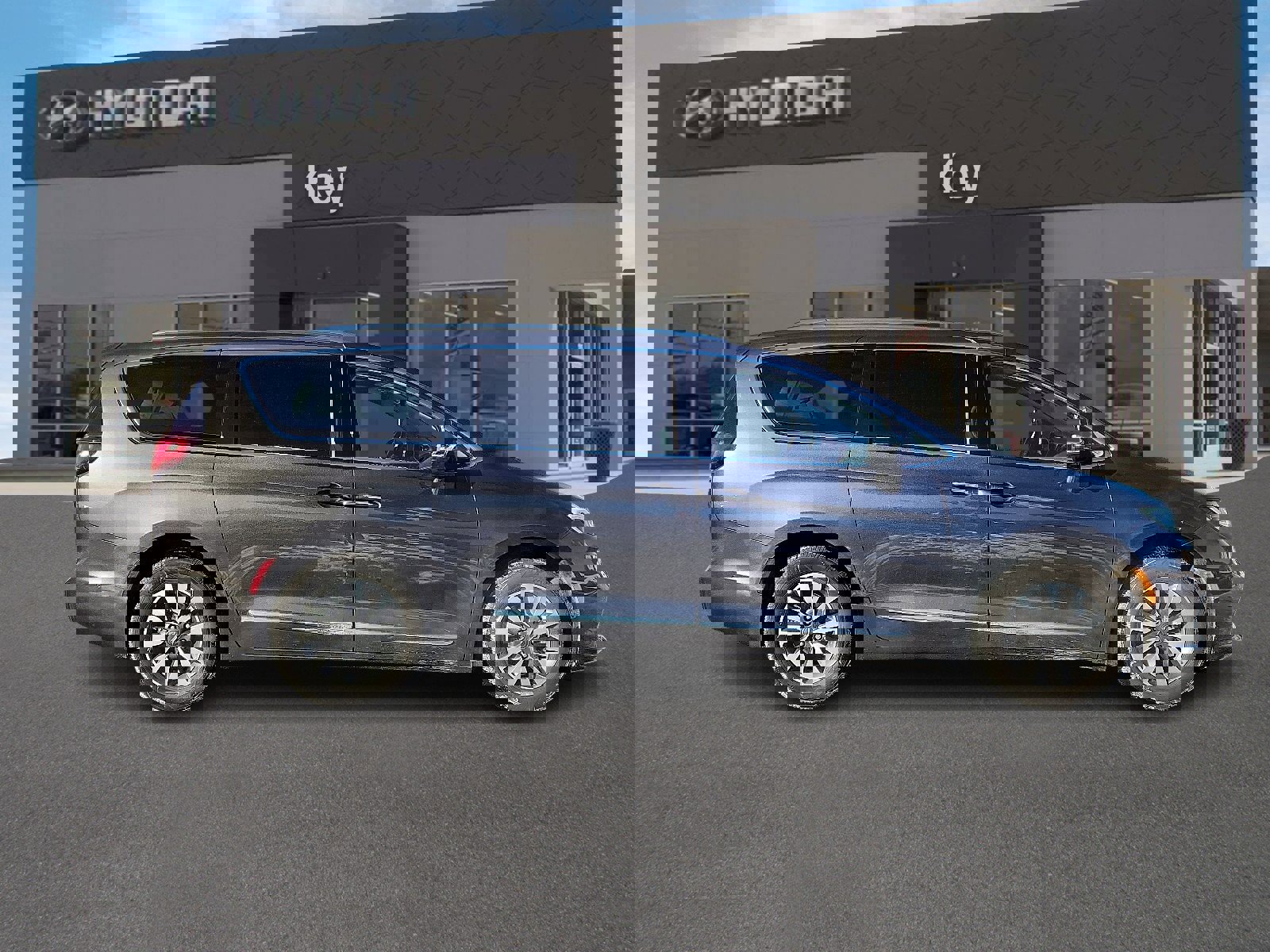 Used 2021 Chrysler Pacifica Limited w/ Uconnect Theater Family Group image 3