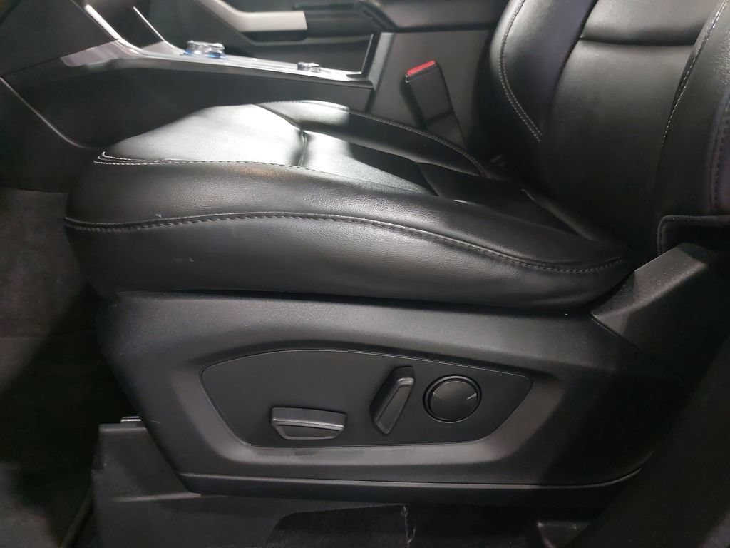 Used 2022 Ford Explorer XLT w/ Equipment Group 202A AWD/4WD image 31