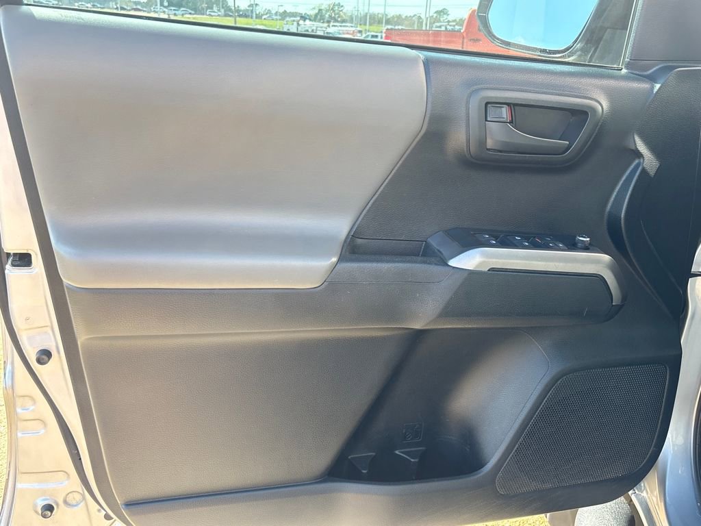 Used 2016 Toyota Tacoma SR5 w/ Towing Package image 5