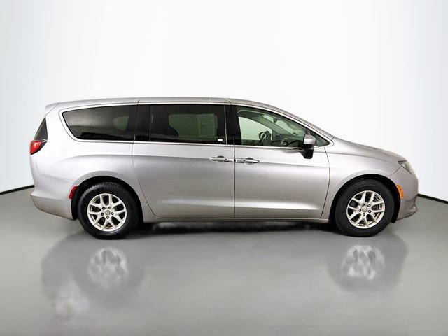 Used 2017 Chrysler Pacifica Touring image 9