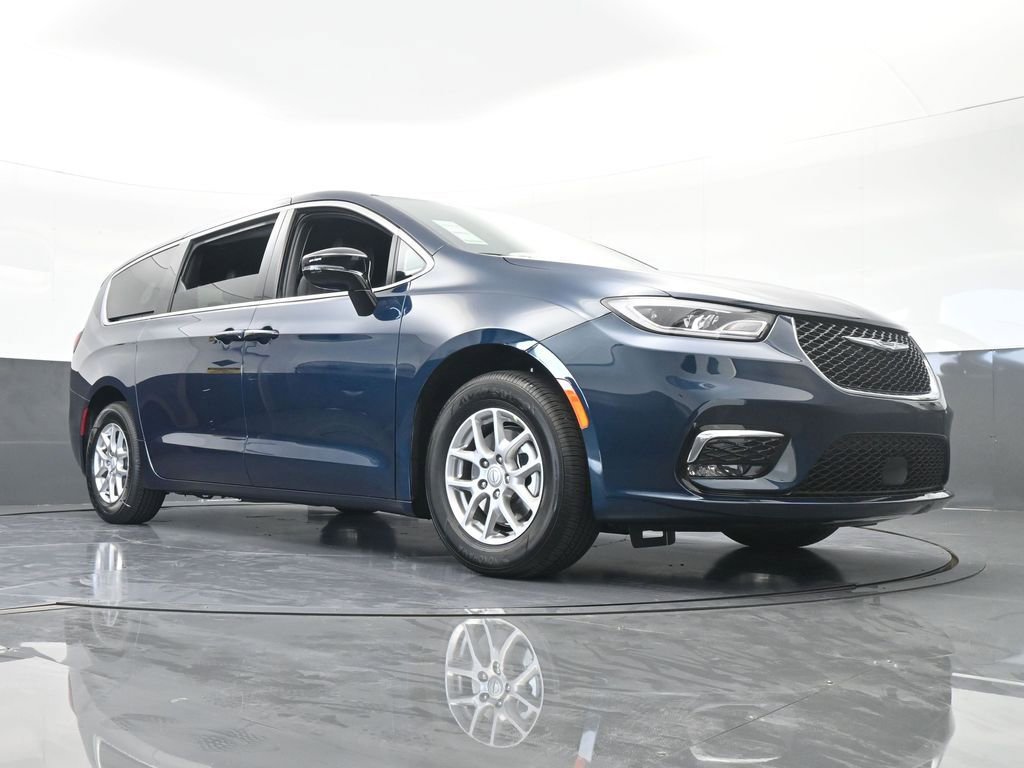 Used 2025 Chrysler Pacifica Select image 56