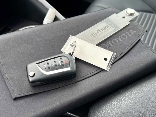 Used 2023 Toyota Camry SE FWD image 4