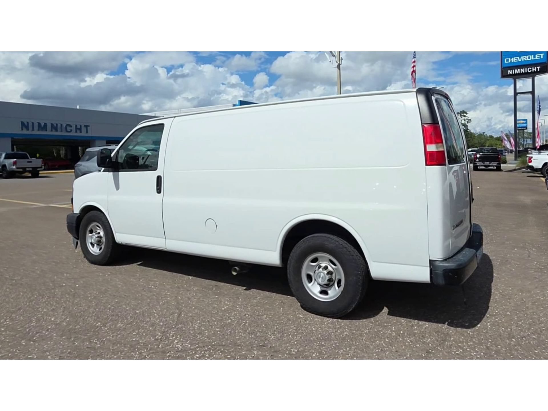 Used 2018 Chevrolet Express 2500 w/ Driver Convenience Package RWD image 6