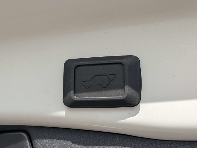 Used 2021 Toyota RAV4 XLE w/ Convenience Package FWD image 14