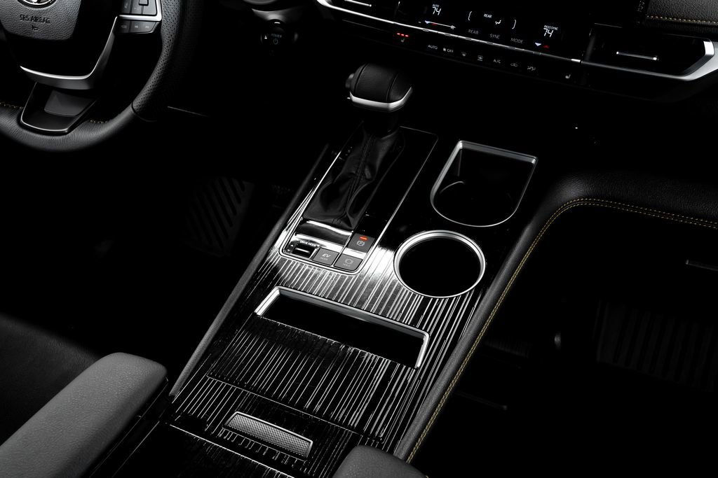 Used 2025 Toyota Sienna XLE Woodland Edition image 28