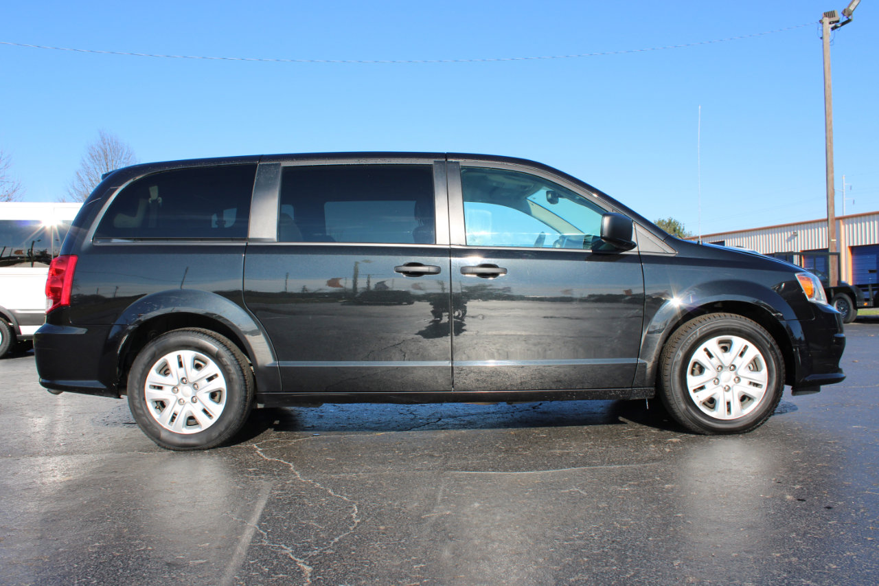 Used 2019 Dodge Grand Caravan SE image 3