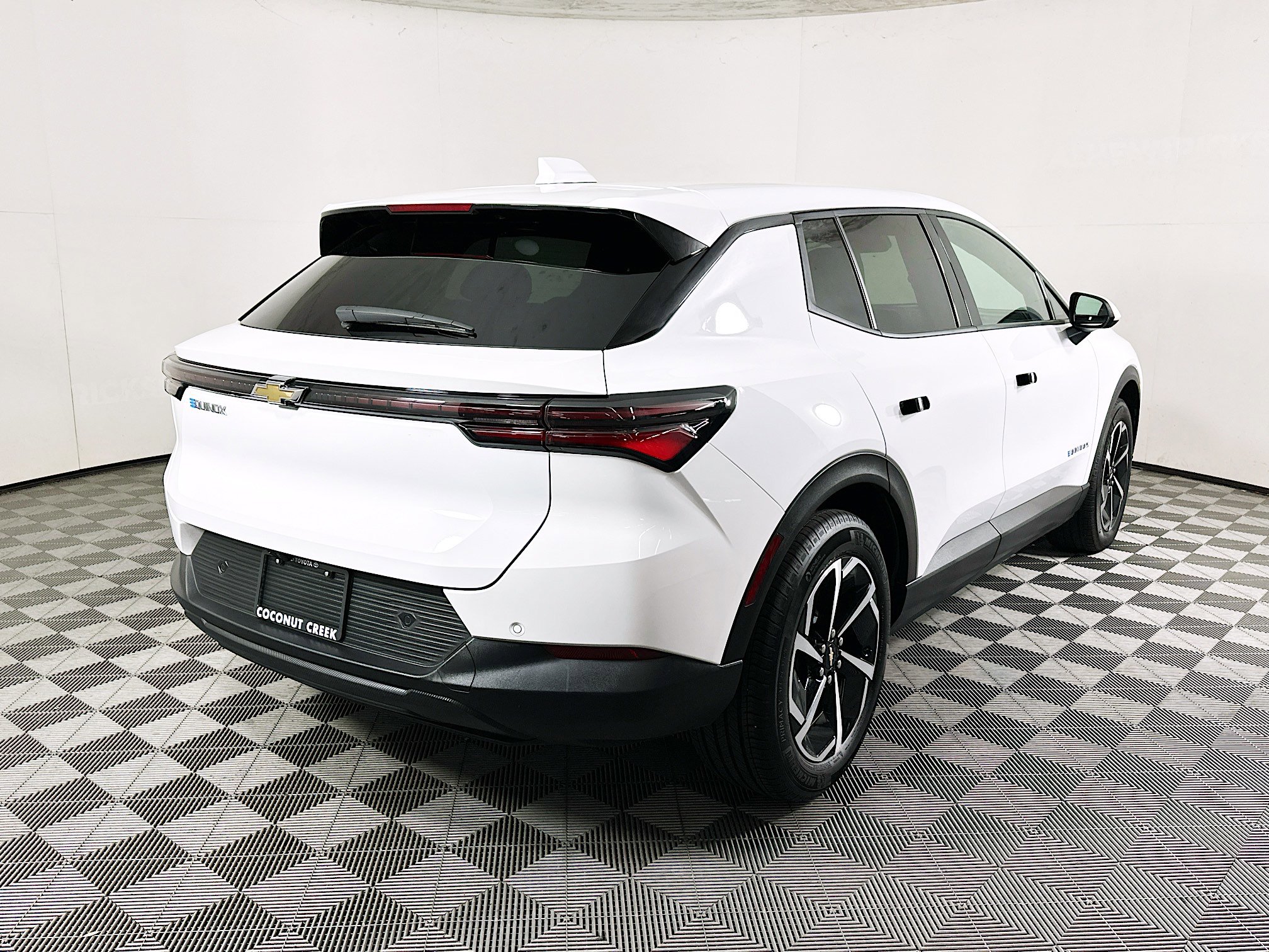 Used 2025 Chevrolet Equinox EV LT image 3