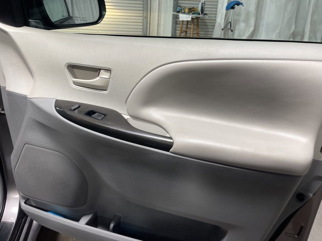 Used 2013 Toyota Sienna L FWD image 10