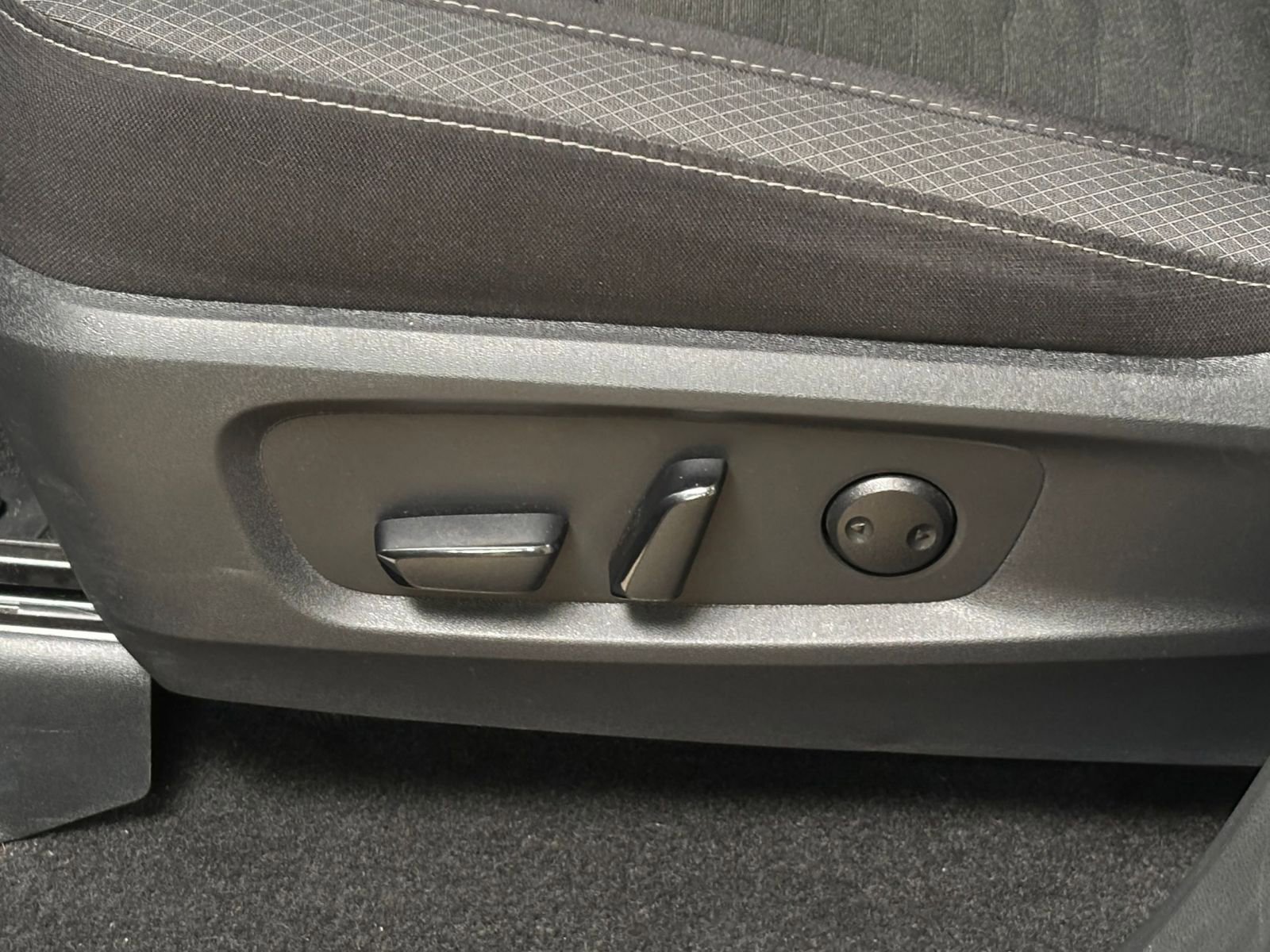 Used 2025 Nissan Pathfinder SV FWD image 22