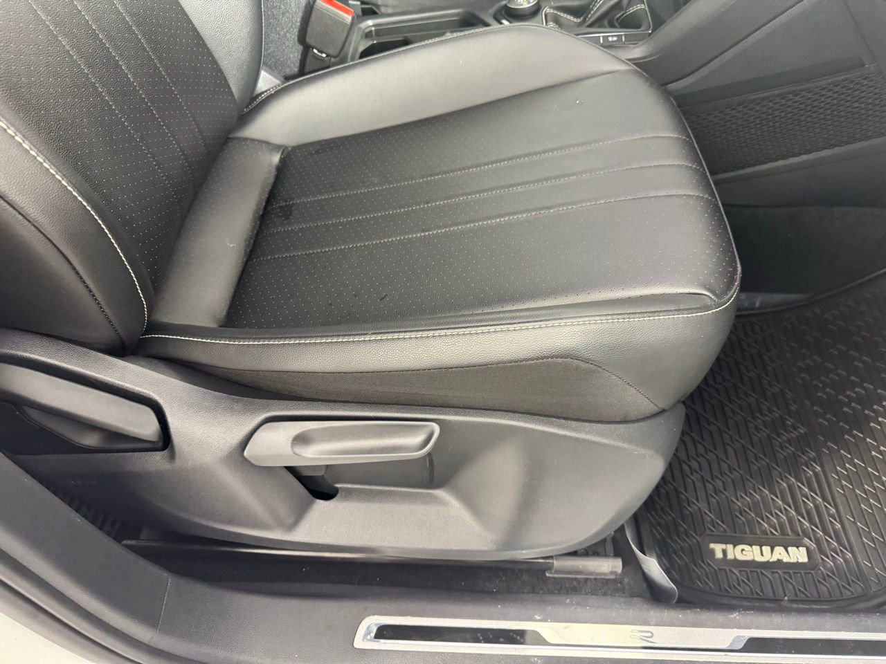 Used 2024 Volkswagen Tiguan SE R-Line image 33