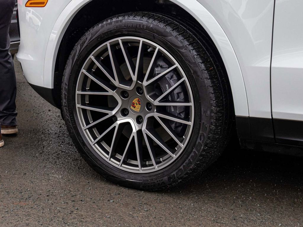 Used 2023 Porsche Cayenne Platinum Edition image 8