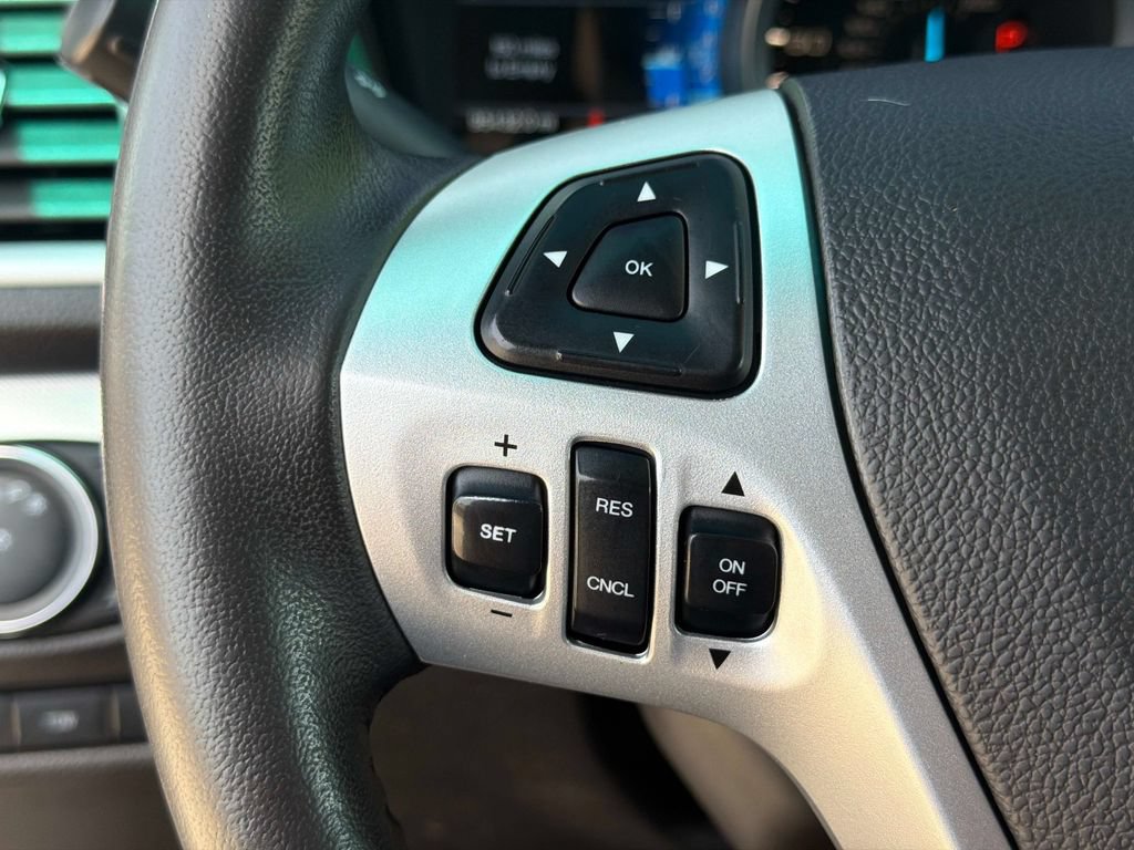 Used 2015 Ford Explorer XLT w/ Equipment Group 202B AWD/4WD image 32