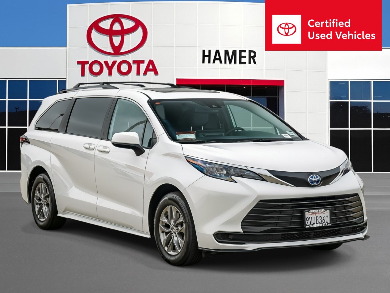 Used 2025 Toyota Sienna LE w/ LE Plus Package AWD/4WD image 1