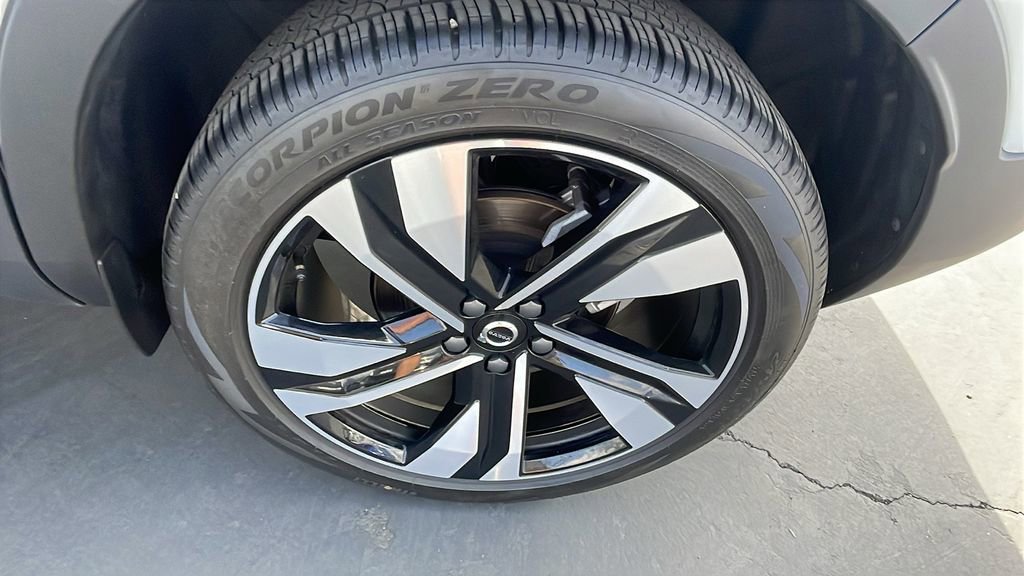 Used 2025 Volvo XC40 B5 Plus image 29