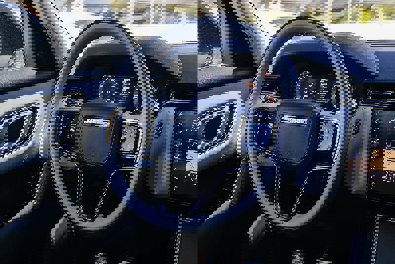 Used 2025 Land Rover Range Rover Velar Dynamic SE image 15