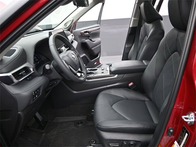 New 2026 Toyota Highlander Platinum image 12