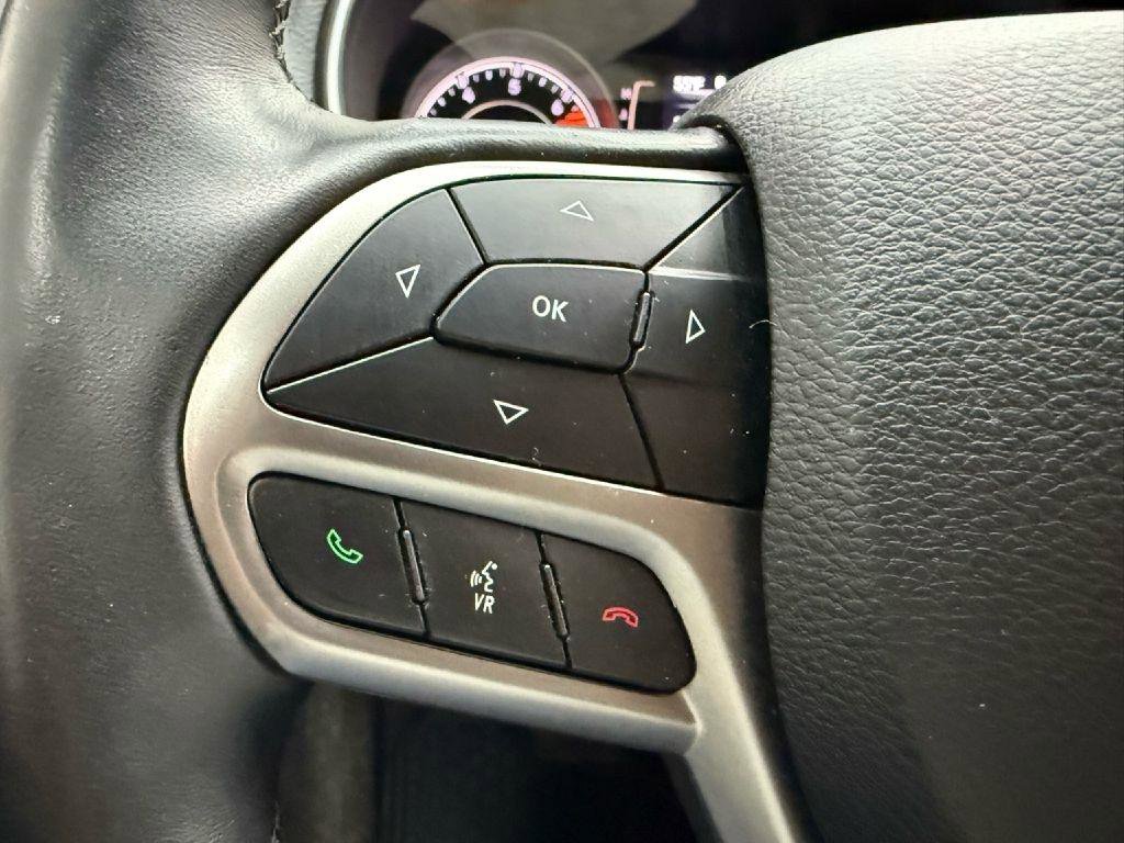 Used 2019 Jeep Cherokee Latitude Plus w/ Cold Weather Group AWD/4WD image 13