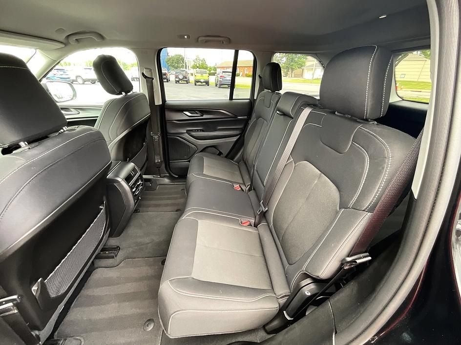 Used 2023 Jeep Grand Cherokee Laredo AWD/4WD image 28