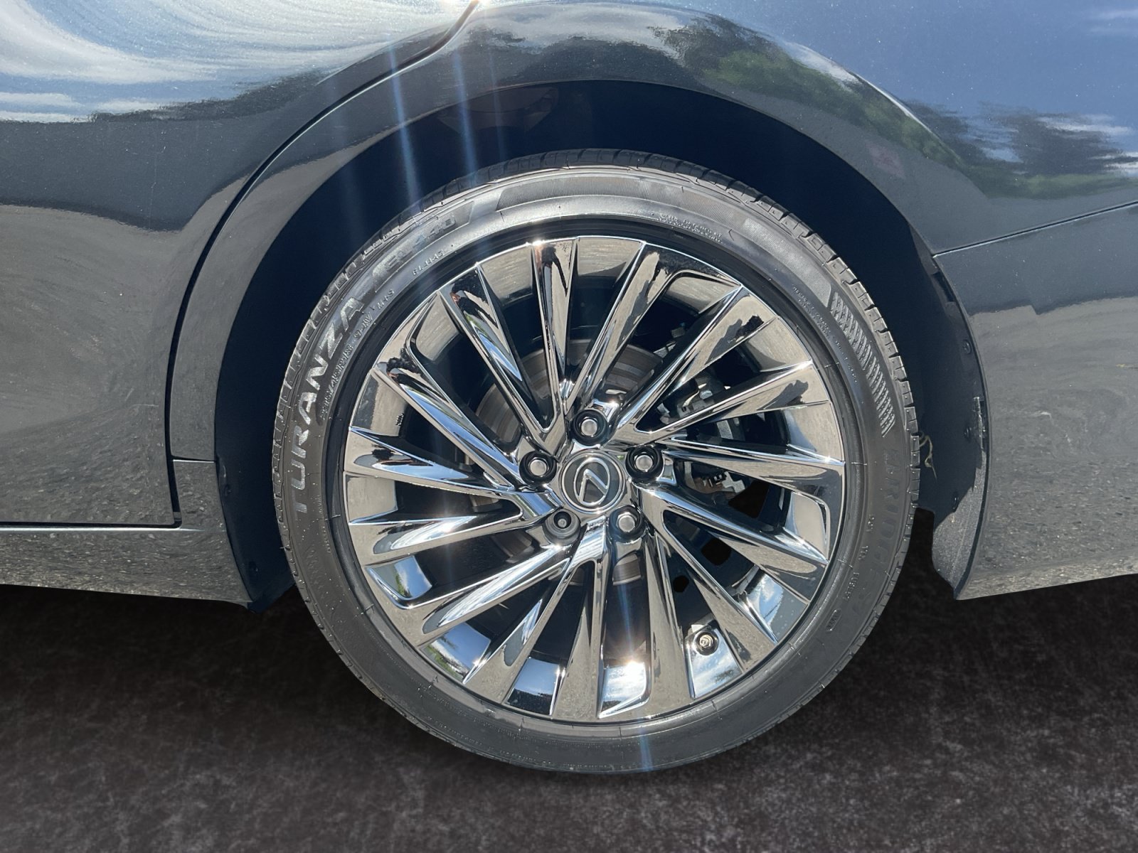 Used 2024 Lexus ES 300h w/ Accessory Package (Z2) FWD image 10