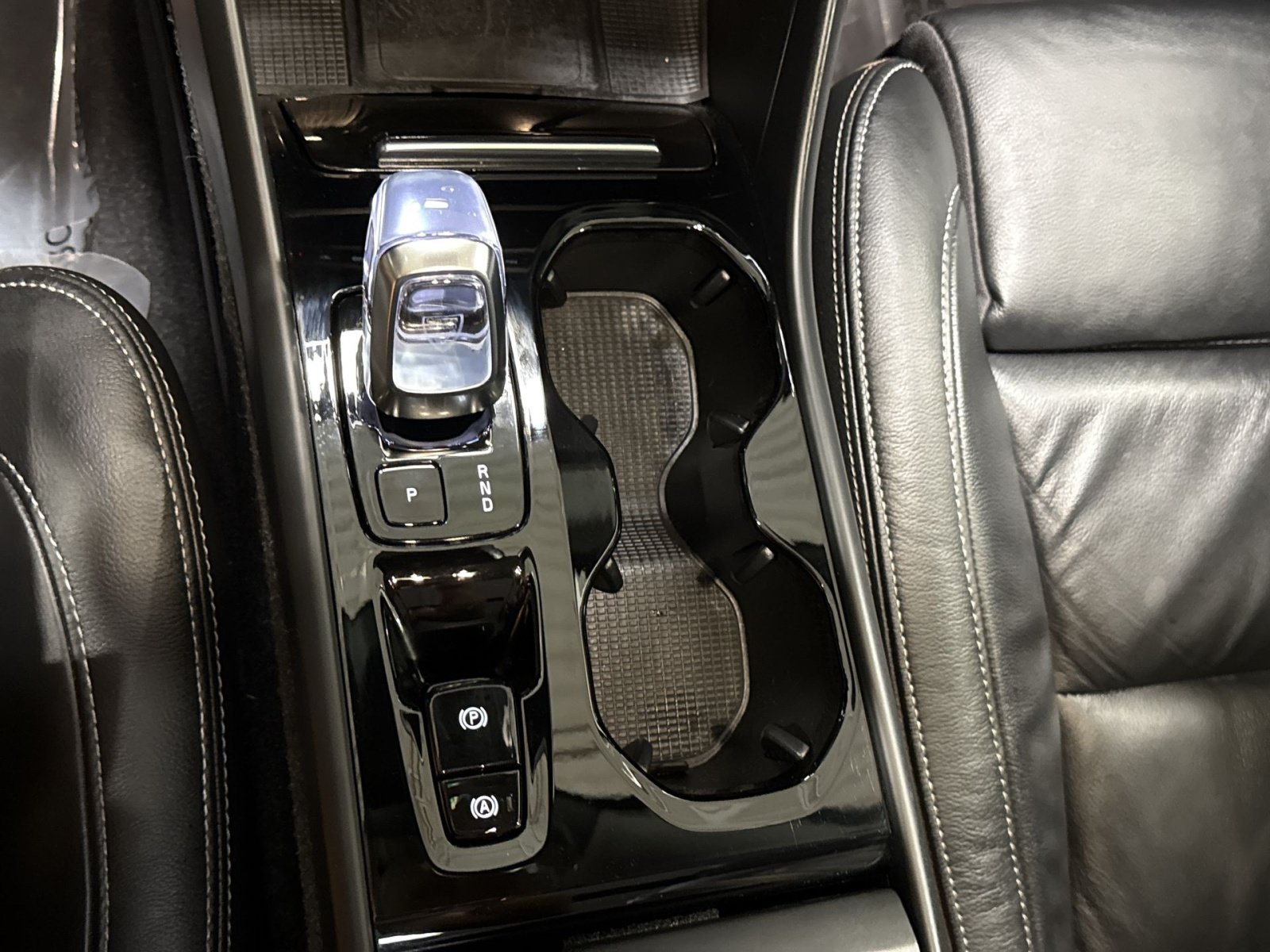 Certified 2024 Volvo XC40 B5 Plus w/ Climate Package AWD/4WD image 22