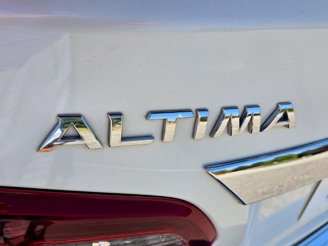 Used 2017 Nissan Altima 2.5 SR w/ Midnight Edition Package FWD image 11