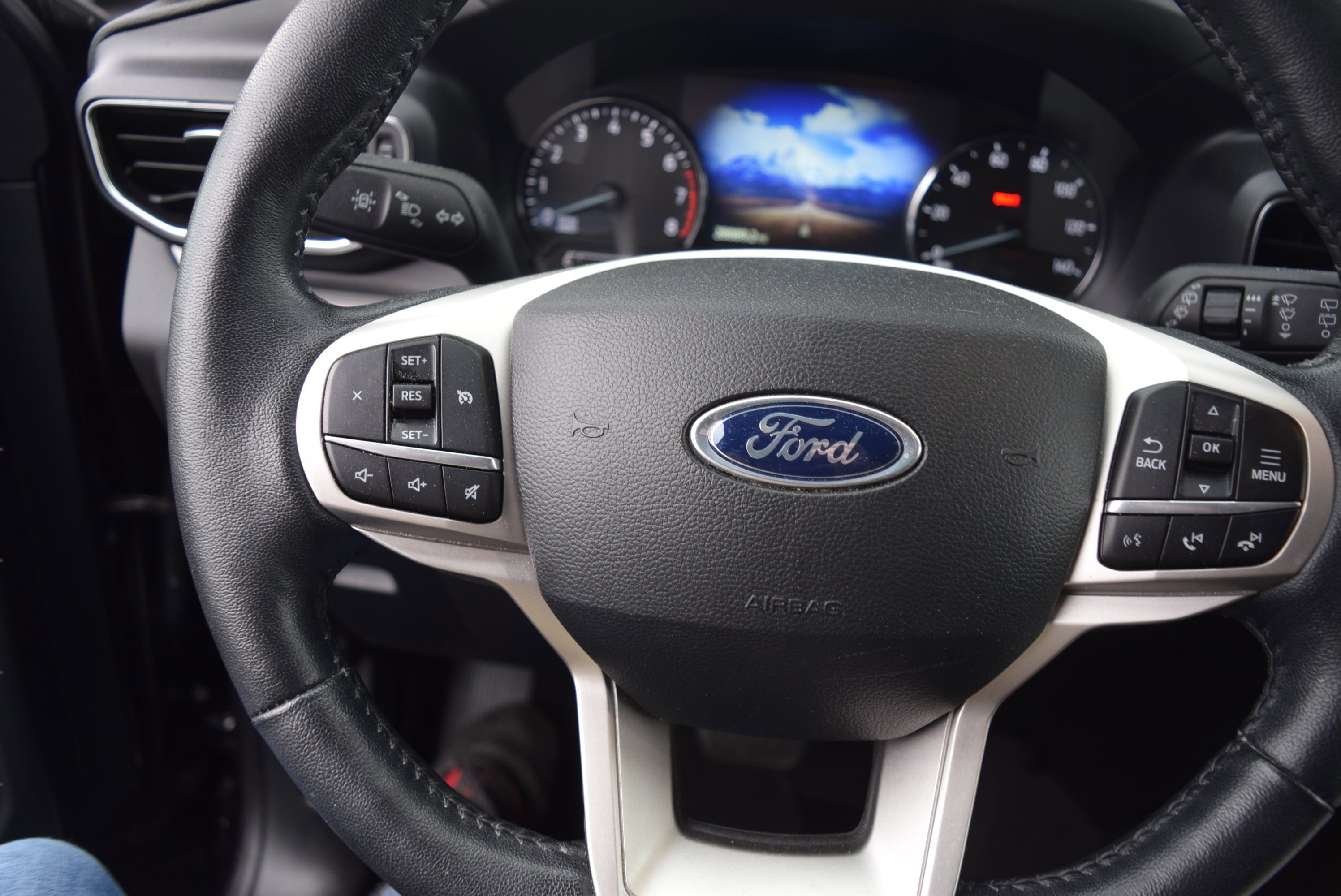 Used 2023 Ford Explorer XLT w/ Equipment Group 202A AWD/4WD image 10