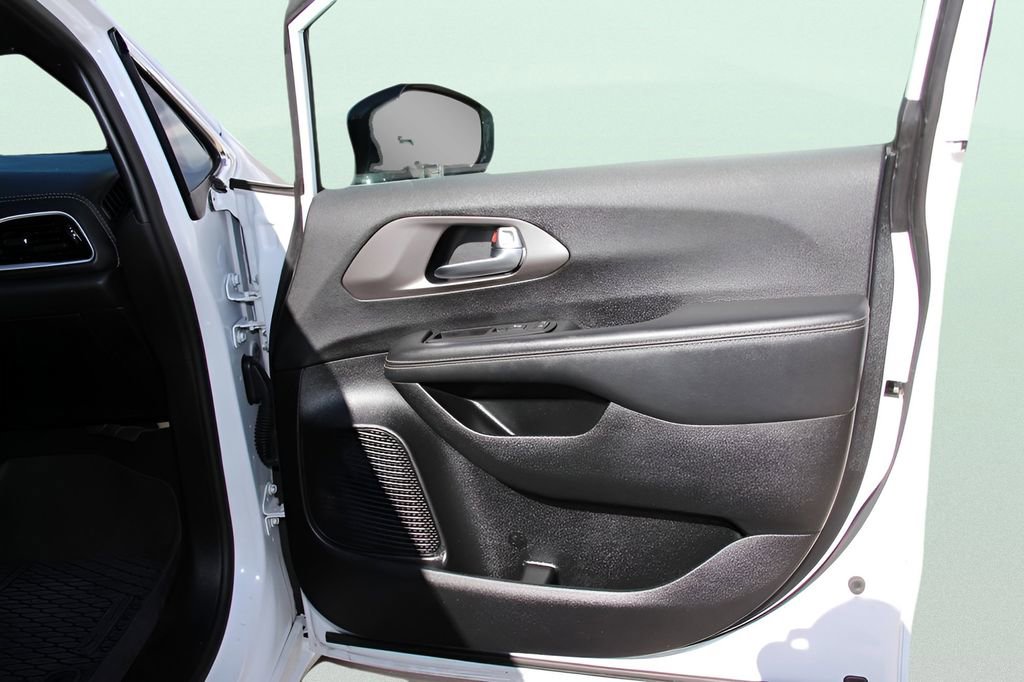 Used 2025 Chrysler Pacifica Select image 28