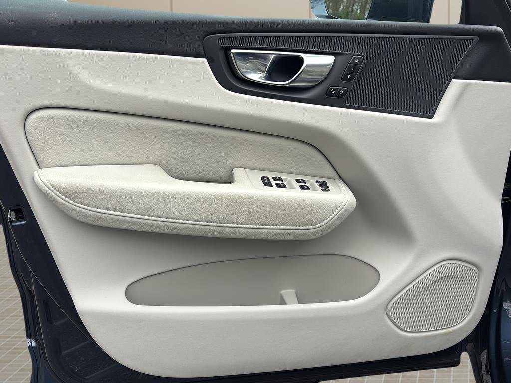 Used 2021 Volvo XC60 T5 Momentum w/ Premium Package image 16