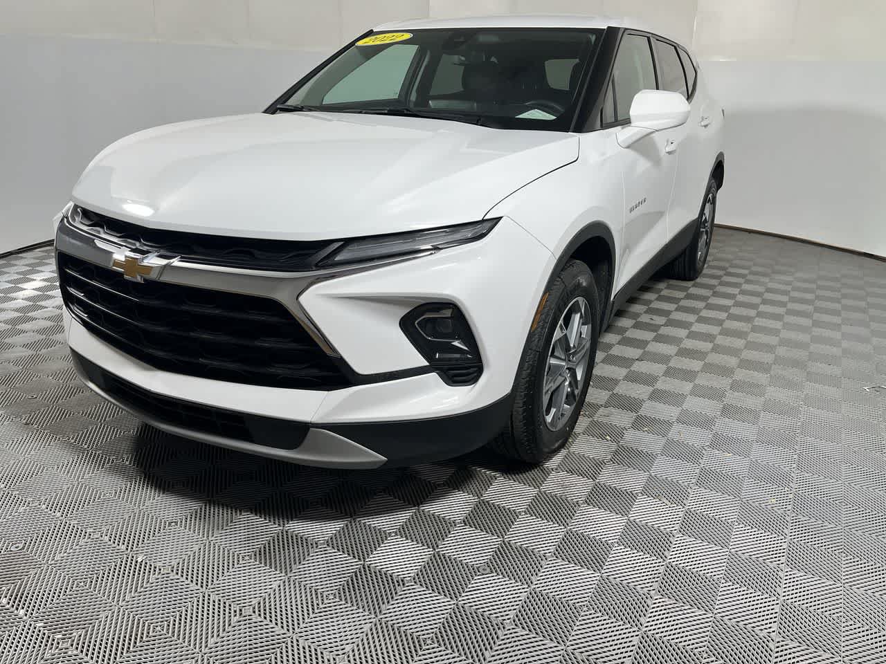 Used 2022 Chevrolet Equinox Premier w/ LPO, Floor Liner Package AWD/4WD image 4