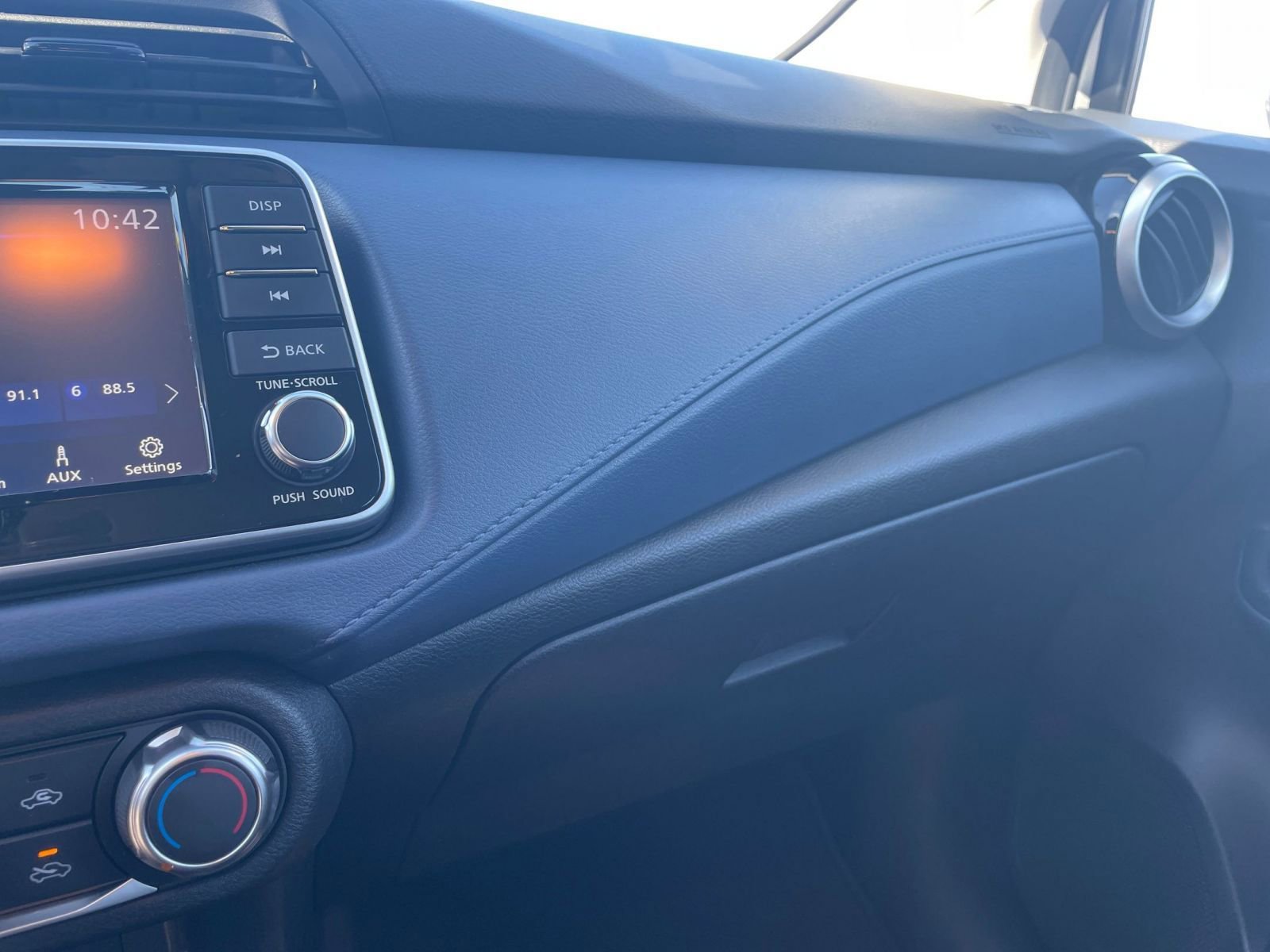 Used 2025 Nissan Versa SV image 30