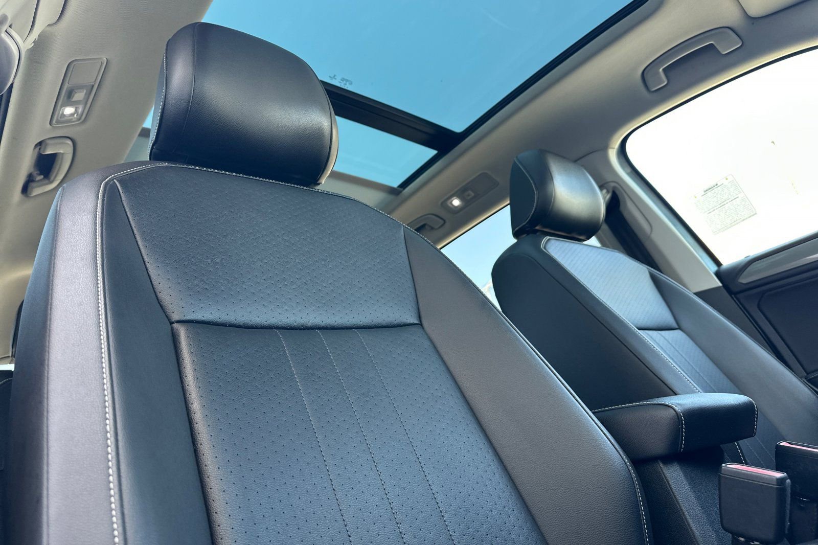 Used 2022 Volkswagen Tiguan SE w/ Panoramic Sunroof Package FWD image 18