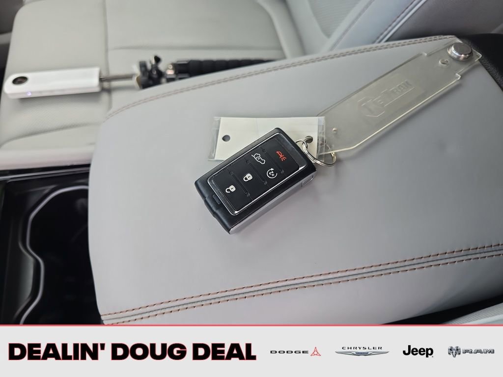 Used 2022 Jeep Grand Cherokee Overland w/ Advanced Protech Group III AWD/4WD image 30