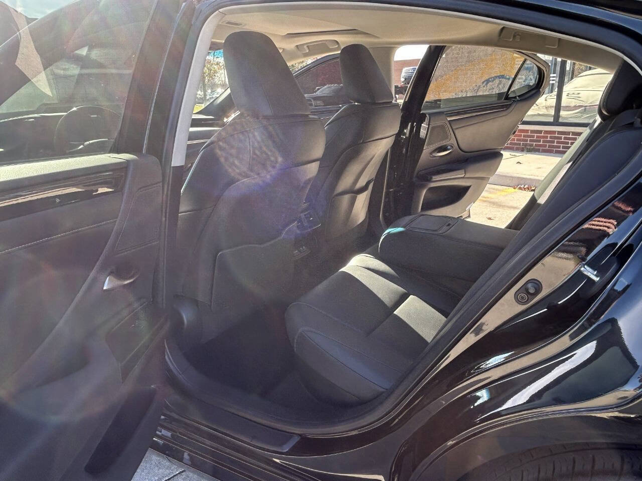 Used 2021 Lexus ES 300h w/ Accessory Package 2 image 32