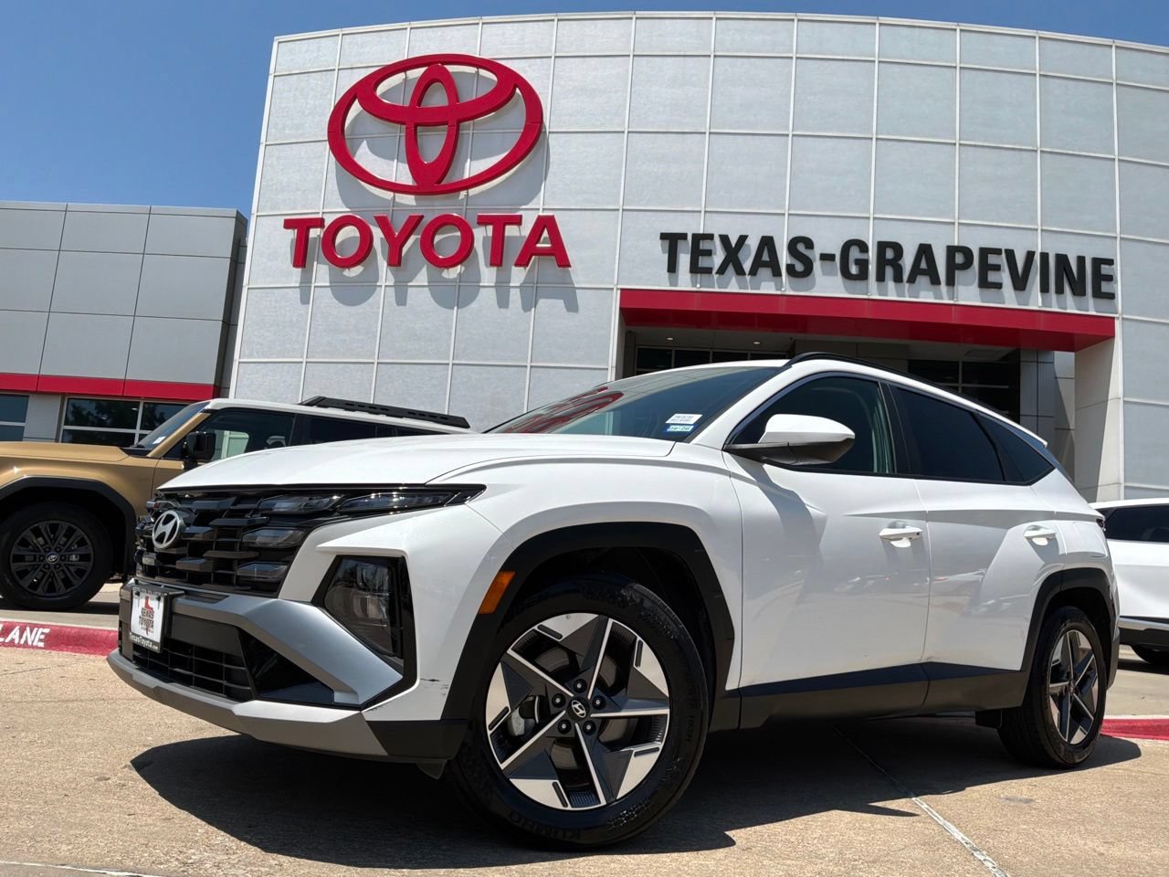 Used 2026 Hyundai Tucson SEL FWD image 2