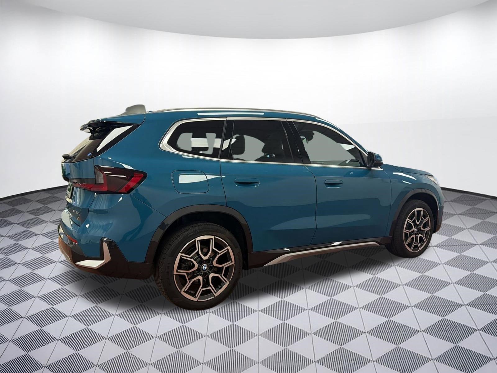 Certified 2025 BMW X1 xDrive28i w/ Technology Package image 9