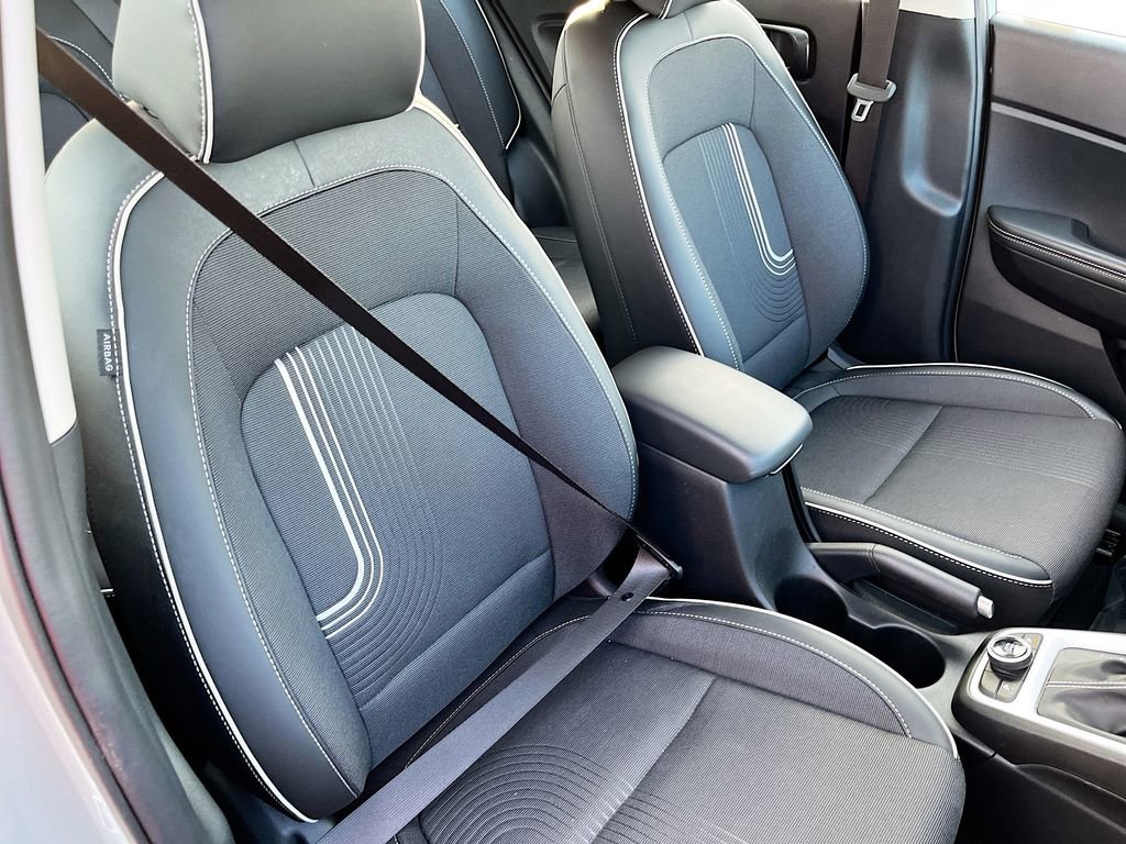 Used 2025 Hyundai Venue Limited image 28