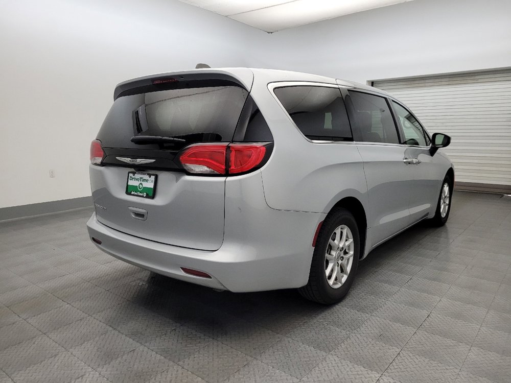 Used 2022 Chrysler Voyager LX image 9