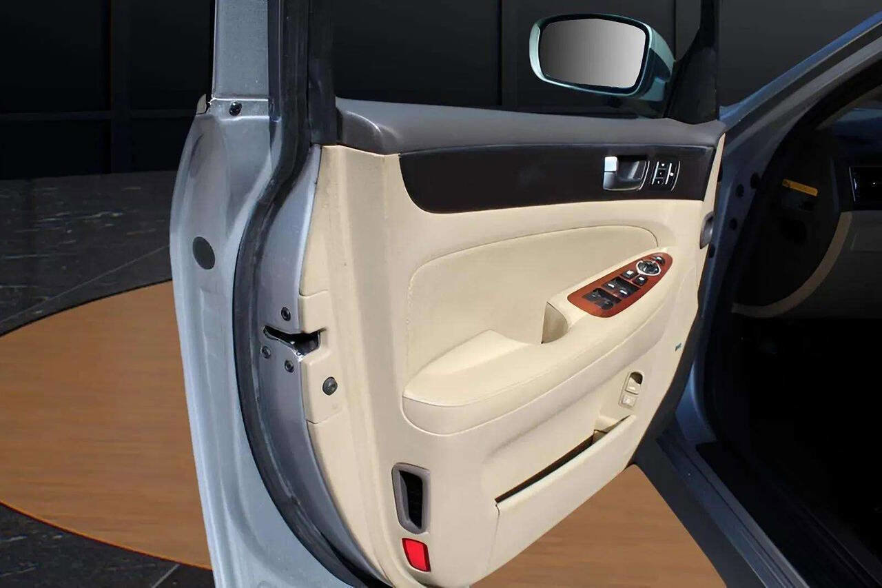 Used 2013 Hyundai Genesis 3.8 w/ Premium Pkg image 26