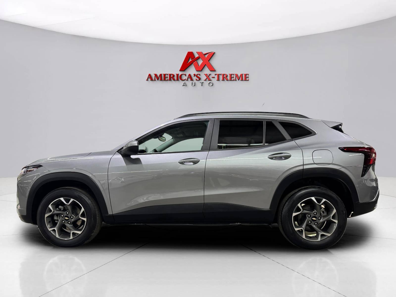 Used 2024 Chevrolet Trax LT w/ Driver Confidence Package FWD image 2