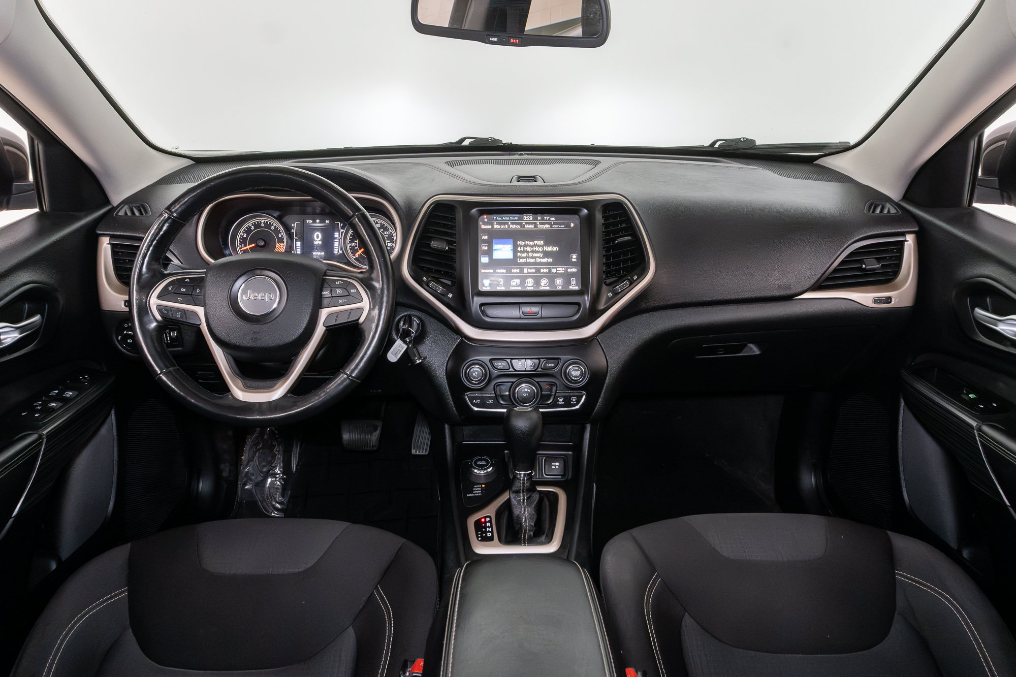 Used 2015 Jeep Cherokee Latitude w/ Cold Weather Group AWD/4WD image 27