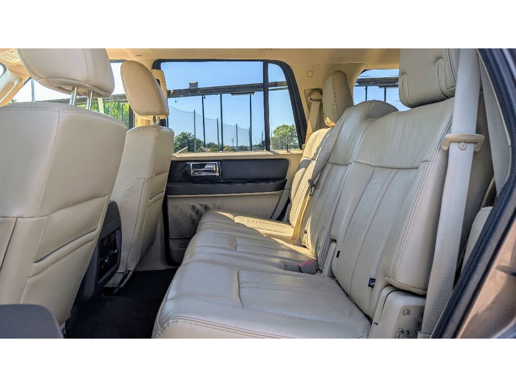 Used 2016 Lincoln Navigator Reserve image 17