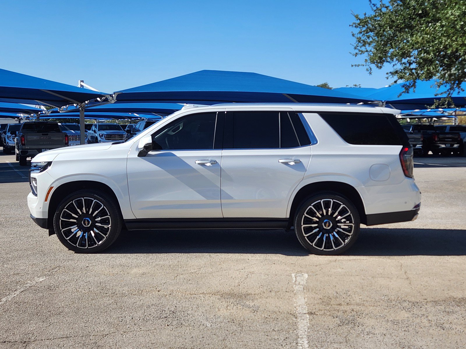 Used 2025 Chevrolet Tahoe High Country AWD/4WD image 3