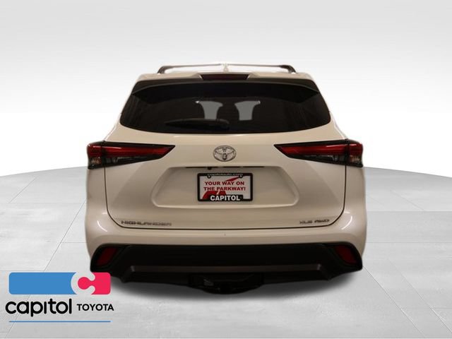 Certified 2021 Toyota Highlander XLE AWD/4WD image 4