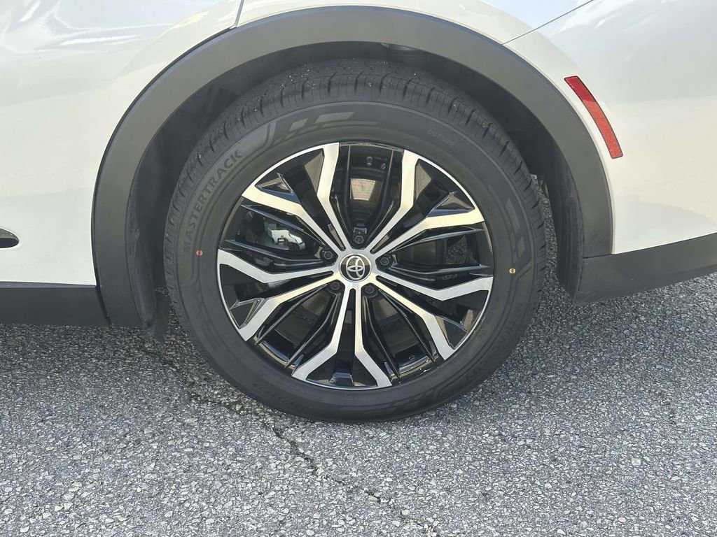 Used 2023 Toyota Crown Limited image 9