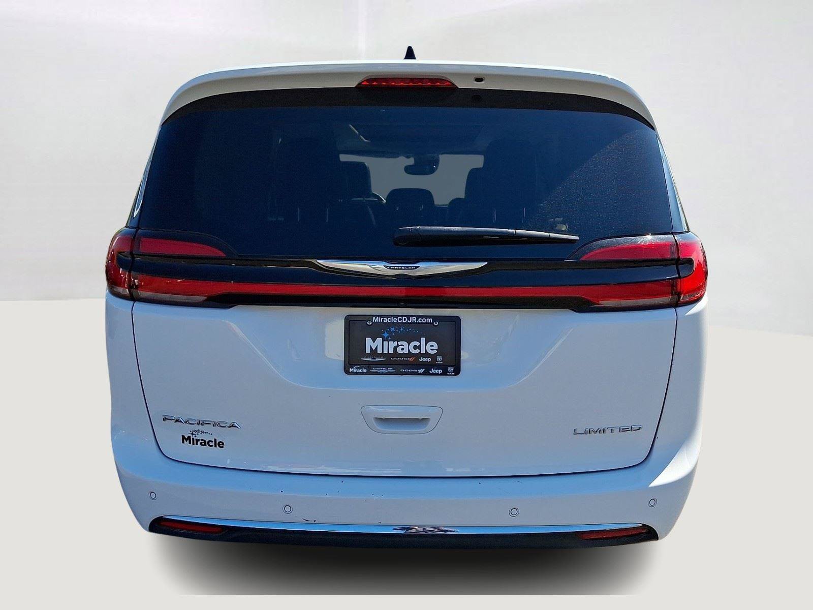 Certified 2024 Chrysler Pacifica Limited FWD image 6