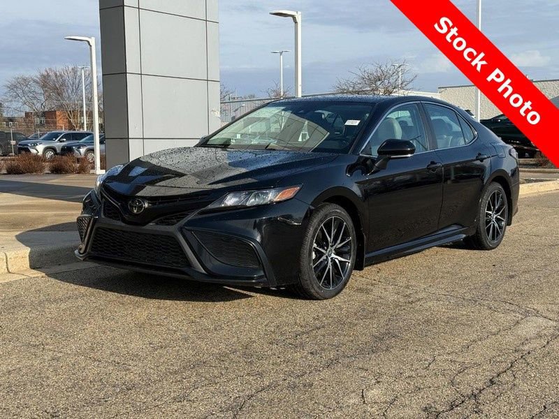 Used 2023 Toyota Camry SE w/ Cold Weather Package image 7