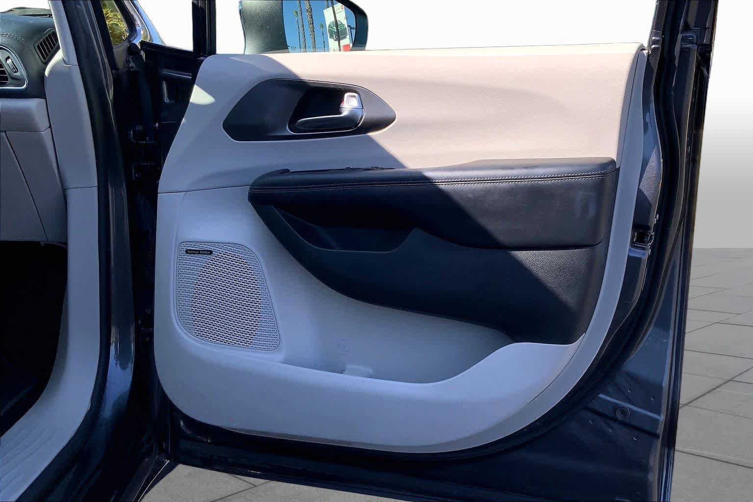 Used 2019 Chrysler Pacifica Limited w/ Advanced Safetytec Group FWD image 22