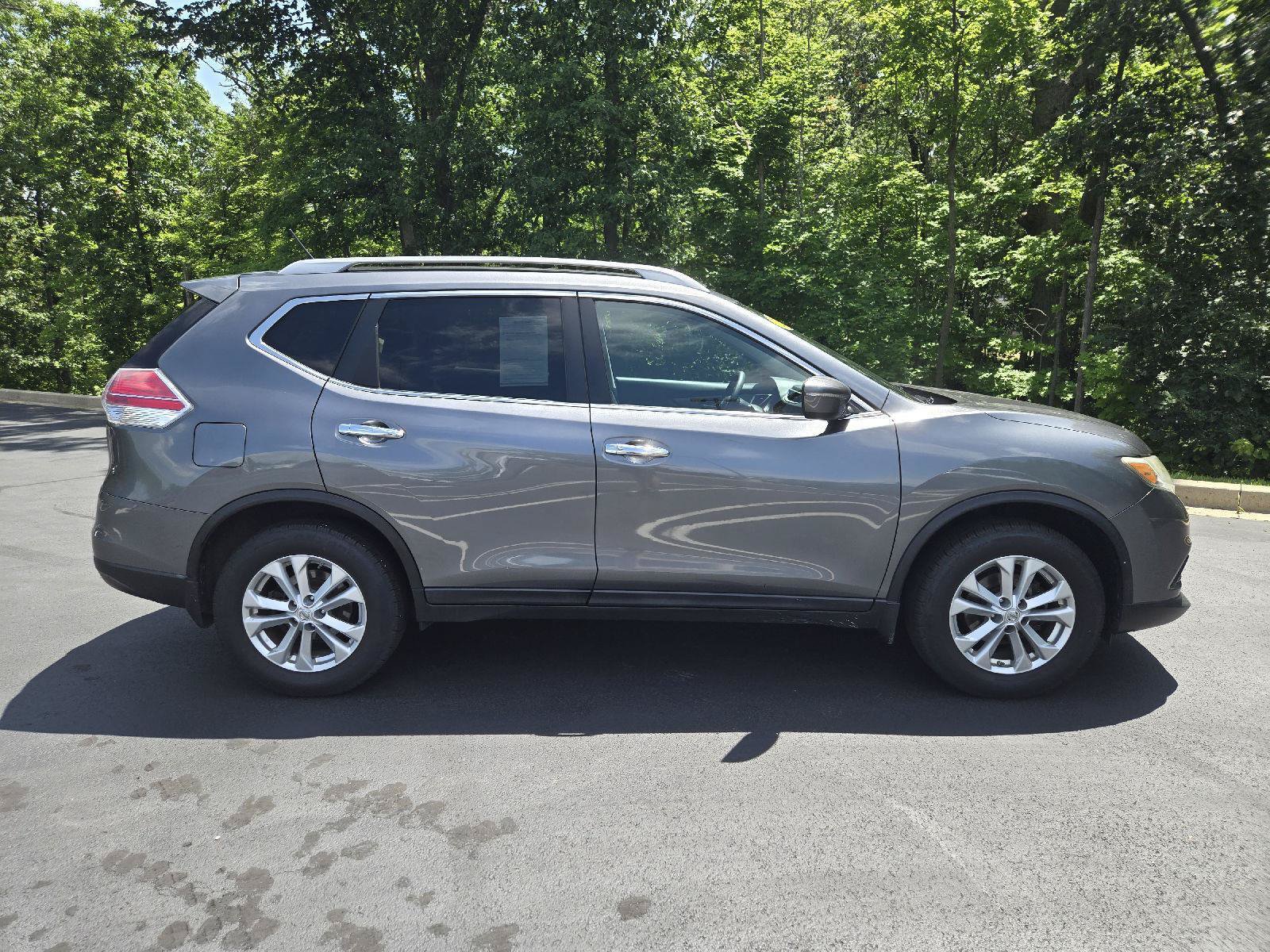 Used 2015 Nissan Rogue SV w/ SV Moonroof Package FWD image 2
